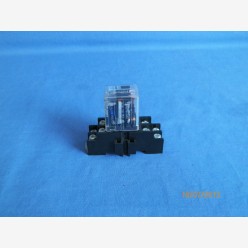 Allen-Bradley 700-HF32Z24 with base 700-HN